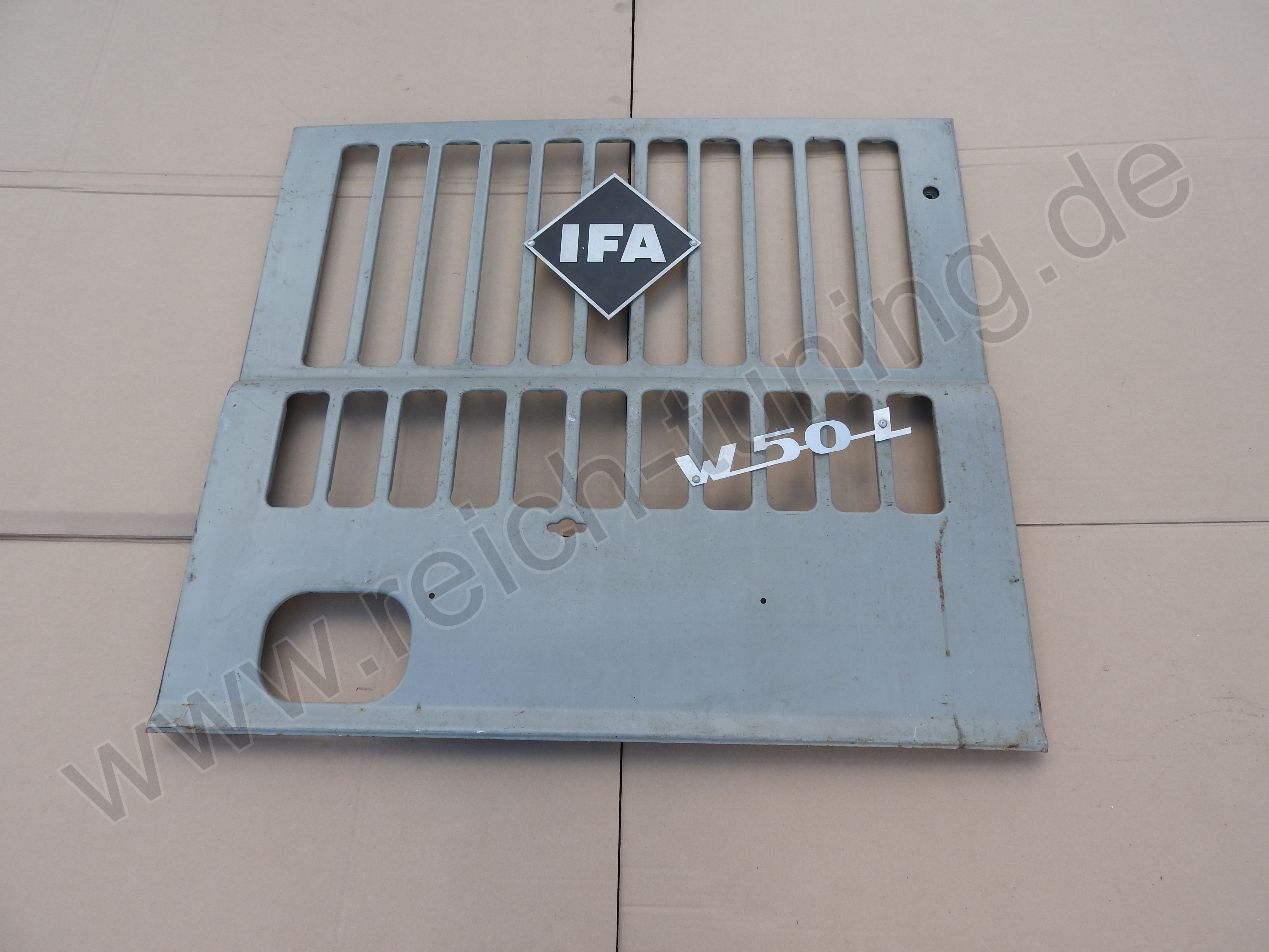 Kühlergrill für IFA W50 mit Emblemen