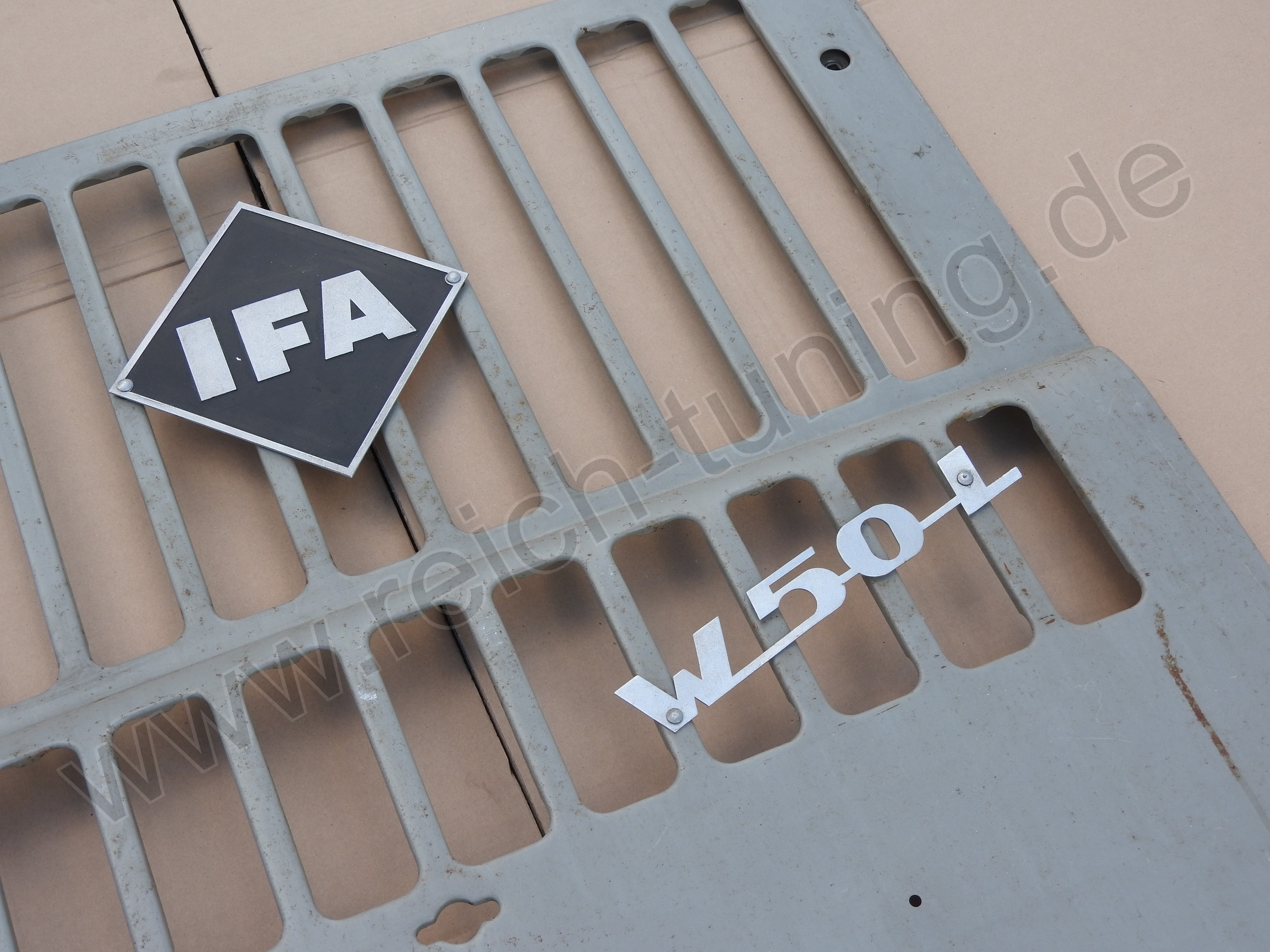 Kühlergrill für IFA W50 mit Emblemen